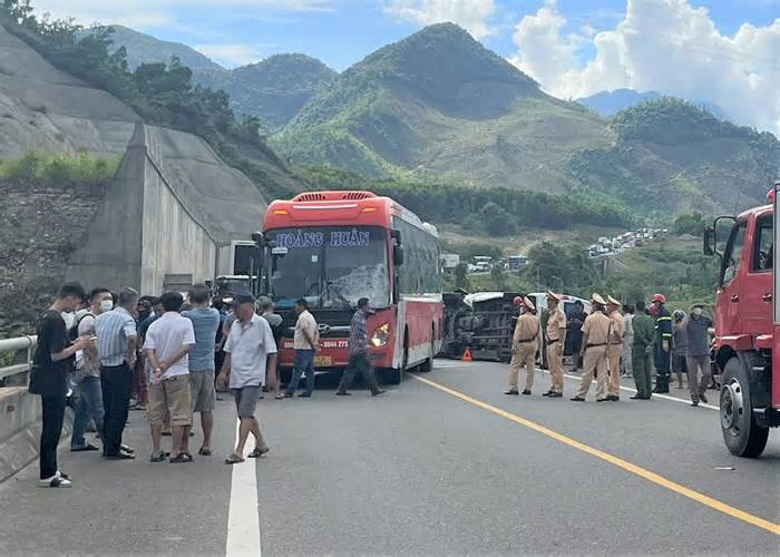 Tai nạn liên hoàn trên cao tốc La Sơn - Túy Loan: Xe khách va xe tải rồi tông lật ngửa xe 16 chỗ