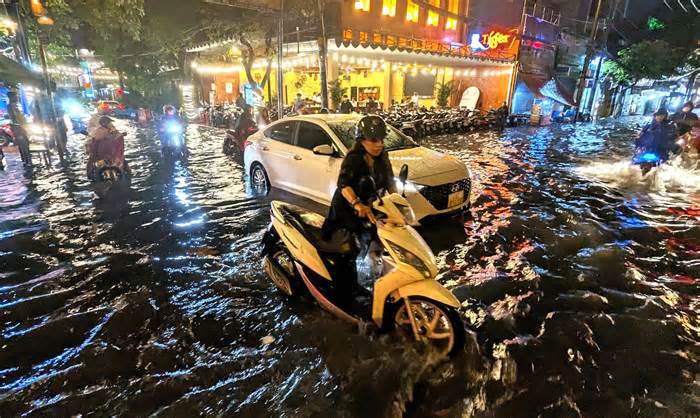 TP Hồ Chí Minh: Nhiều tuyến đường ngập như sông sau cơn mưa vàng giải nhiệt