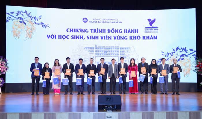 Đồng hành cùng với học sinh, sinh viên vùng khó