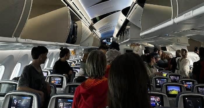 Máy bay Boeing 787-9 Dreamliner gặp sự cố phải hạ cánh khẩn, ít nhất 30 người bị thương