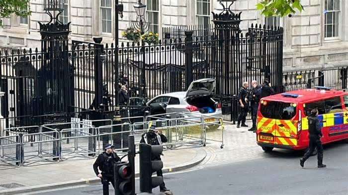 Cổng khu vực dinh Thủ tướng bị xe lao vào, Anh nâng báo động khủng bố lên 'đáng kể'