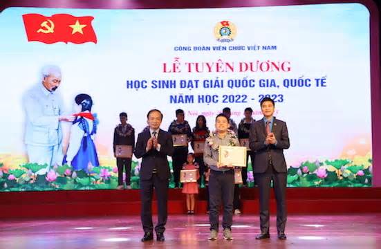 Công đoàn Viên chức Việt Nam tuyên dương học sinh đạt giải quốc gia, quốc tế
