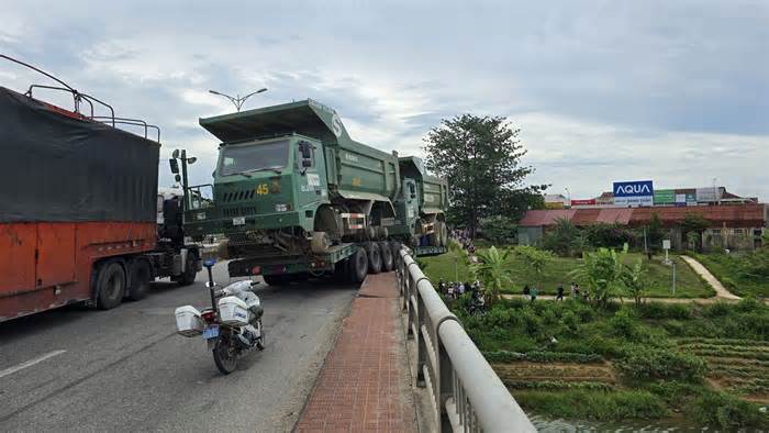 Thừa Thiên-Huế: Xe đầu kéo ủi bay thành cầu, ca bin đứt rời rơi xuống sông