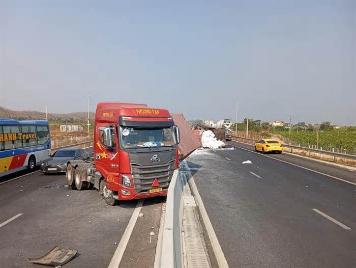 Xe đang lưu thông, 2 thùng container rơi xuống cao tốc Phan Thiết - Dầu Giây