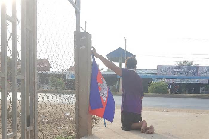 Chàng trai liệt chân gây xúc động trong lễ rước đuốc SEA Games 32 của Campuchia