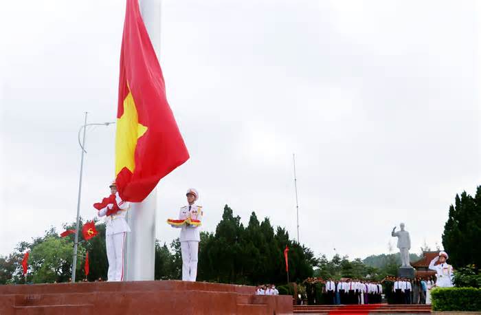 Quảng Ninh: Trang trọng lễ thượng cờ Tổ quốc trên đảo Cô Tô