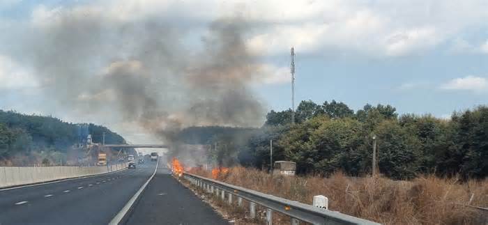 Cháy liên tục dọc các tuyến đường qua Đồng Nai, nguy cơ tai nạn giao thông