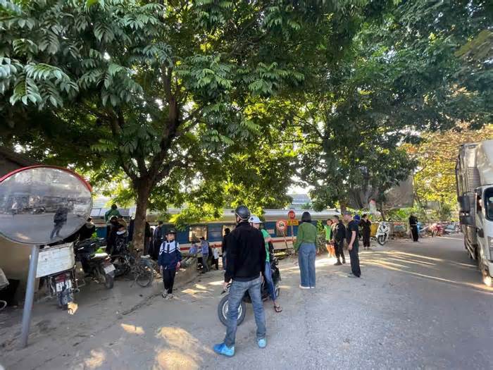 Xe máy va chạm tàu hỏa khiến một người nguy kịch