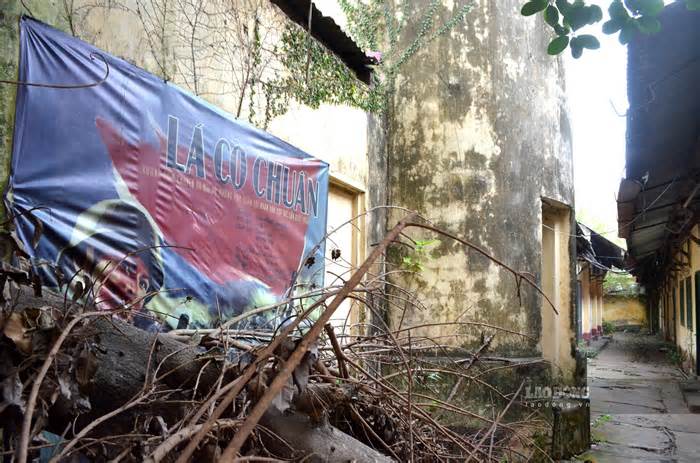 Cảnh hoang tàn, đổ nát tại trụ sở Hãng phim truyện Việt Nam