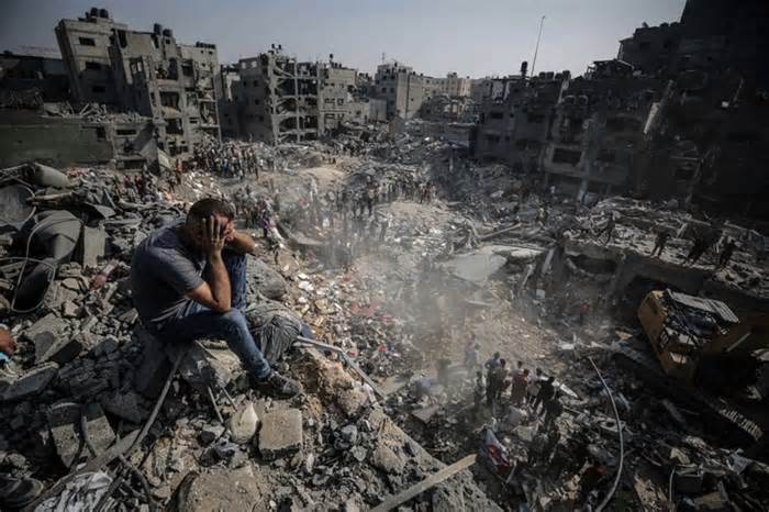 CNN: Israel dội hàng trăm quả bom nặng cả tấn xuống Gaza