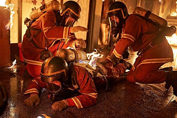 Firefighters: Những trái tim ngoan cường giữa biển lửa