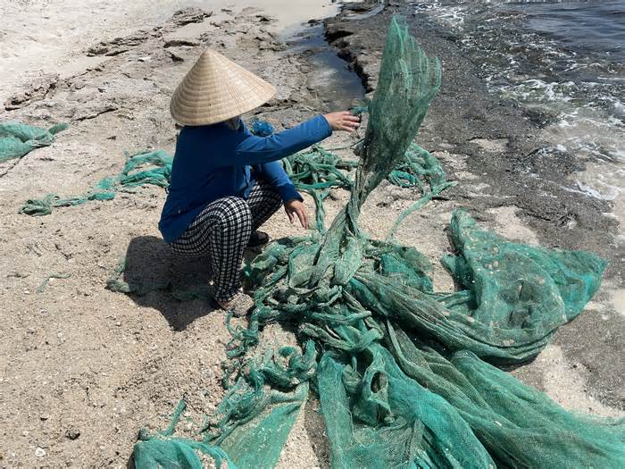 Bãi biển Cam Ranh bị bủa vây bởi rác nhựa, lưới mùng dày đặc