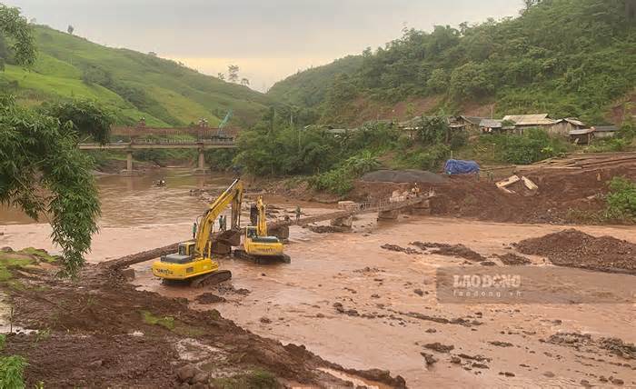 Cầu tạm được xây dựng khẩn cấp sau mưa lũ ở Điện Biên