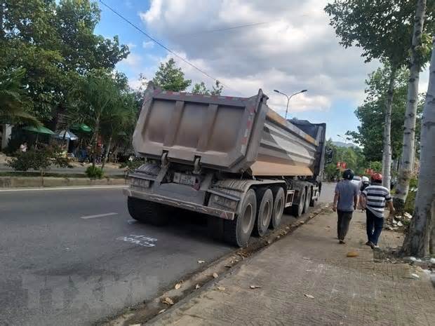 Bình Thuận: Xe máy tông vào đuôi xe bồn làm hai người chết