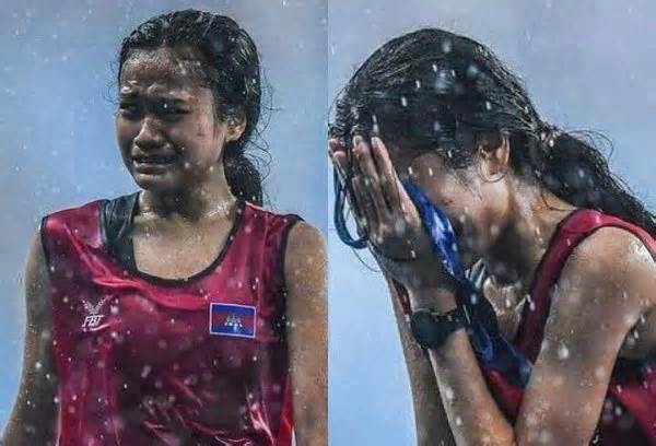 Cô gái Campuchia khóc ròng dưới cơn mưa đã nổi tiếng