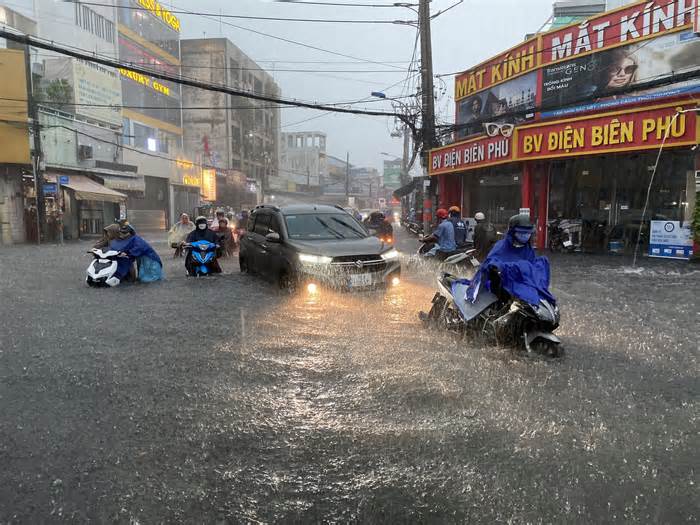 Sau mưa lớn chiều nay, người dân TPHCM cần đề phòng vì mưa dông liên tiếp