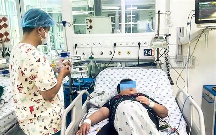 12 tuổi nhưng nặng 83kg, bé trai suy hô hấp nặng, tổn thương gan khi mắc sốt xuất huyết