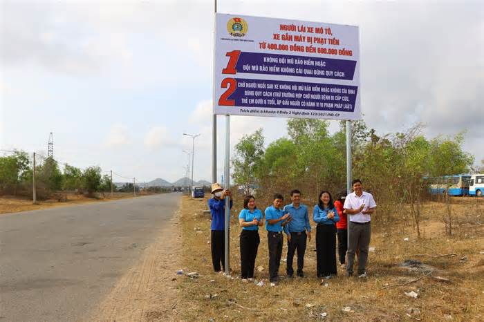 LĐLĐ Bình Thuận lắp bảng pano tuyên truyền an toàn giao thông đến công nhân