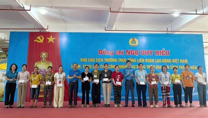 Phó Chủ tịch Thường trực Tổng LĐLĐ Việt Nam thăm, tặng quà công nhân lao động