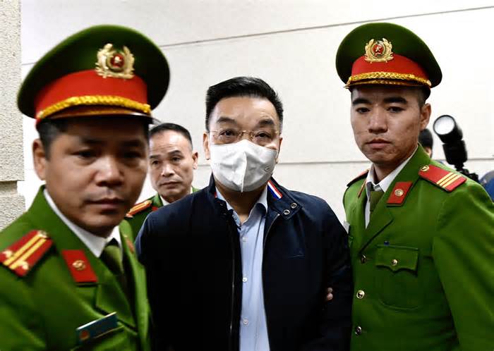 Hình ảnh cảnh sát dẫn giải 38 bị cáo trong đại án Việt Á đến tòa