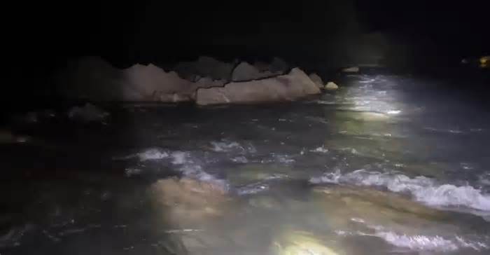 Xuyên đêm tìm kiếm 3 nữ sinh mất tích khi xuống lòng sông chơi