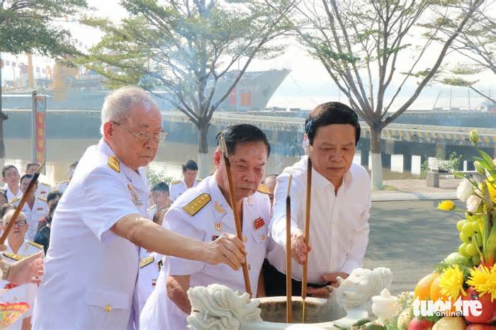 Họp mặt kỷ niệm 63 năm ngày mở đường Hồ Chí Minh trên biển