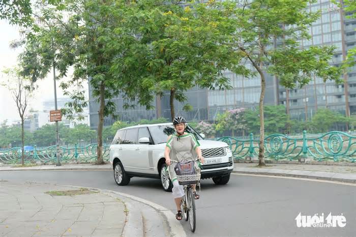 Đại sứ Thụy Điển đạp xe quanh hồ Tây, hát nhạc Trịnh trên phố Trịnh Công Sơn