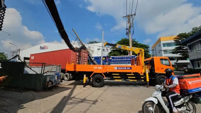 Xe container kéo ngã trụ điện ở quận Tân Bình, giao thông ùn ứ