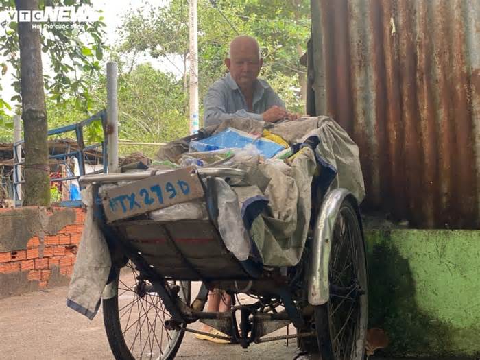 Cụ ông 93 tuổi đạp xích lô kiếm sống, vẫn đau đáu giúp người khổ hơn mình