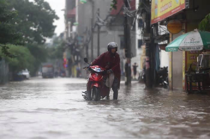 Bão suy yếu thành áp thấp nhiệt đới, miền Bắc mưa rất lớn