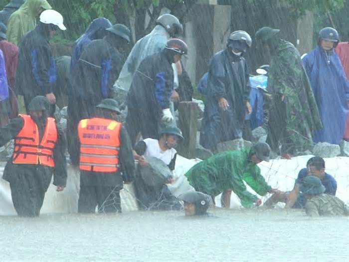 Hơn 5 giờ vật lộn trong mưa lũ để giúp dân hộ đê, bảo vệ hàng trăm ha hồ nuôi thủy sản