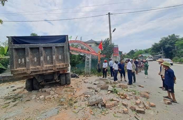 Ô tô tải mất lái gây tai nạn liên hoàn ở Hà Tĩnh