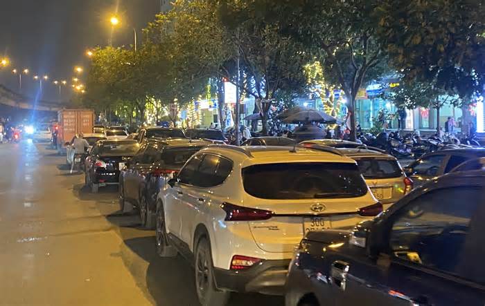 Bãi đỗ xe bị khai tử, Hà Nội càng thiếu trầm trọng chỗ gửi xe