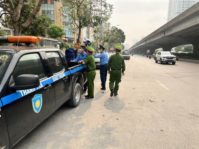 Xóa sổ bãi xe trái phép chiếm nửa lòng đường ở Hà Nội