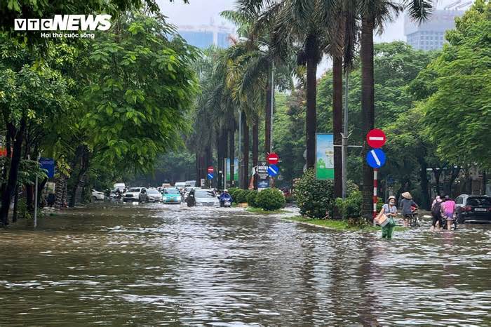 Hà Nội ngập lụt khắp nơi, dân chôn chân giữa biển nước cầu cứu người thân