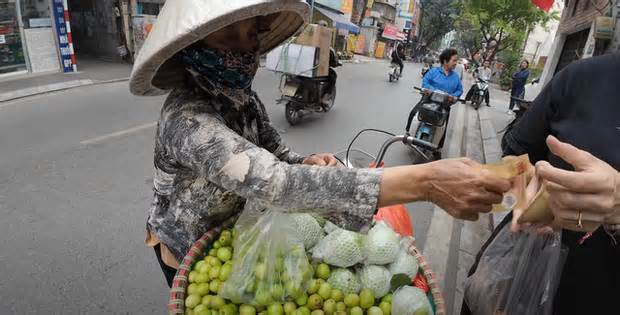 Xác minh vụ người bán hàng rong ở Hà Nội tính bán túi táo nhỏ giá 200.000 đồng cho khách Tây