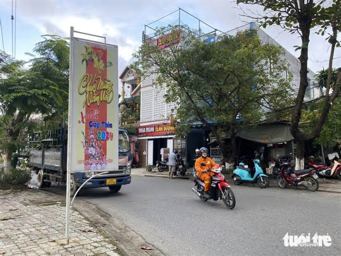 Đà Nẵng: Làm trụ treo pa nô mà quên nghĩ đến người đi đường