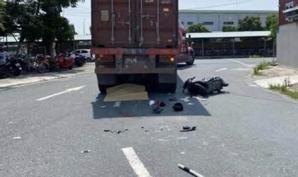 Lái xe máy tử vong sau va chạm xe container ở Hải Phòng