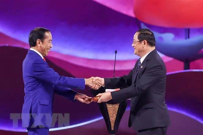Tổng thống Indonesia chuyển giao cương vị Chủ tịch ASEAN cho Lào