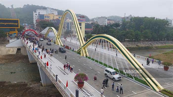 Thông xe Cầu Thanh Bình bắc qua sông Nậm Rốm tại TP Điện Biên Phủ