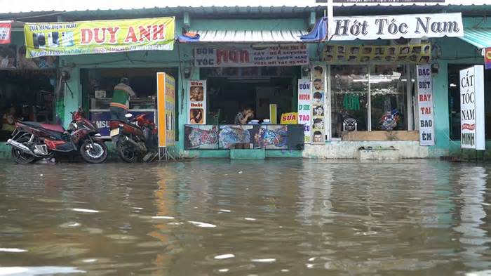 Hết mưa 2 ngày, khu dân cư ở TPHCM vẫn chưa hết ngập