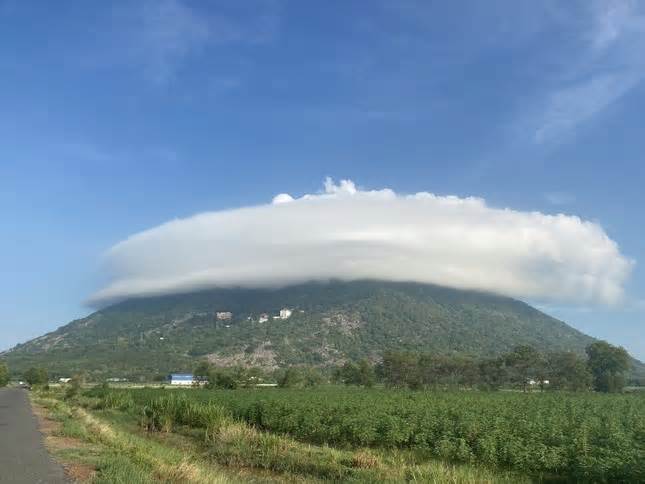 'Đĩa bay' xuất hiện trên đỉnh núi Chứa Chan; Bơi xuồng trong sân trường ở TP Biên Hòa