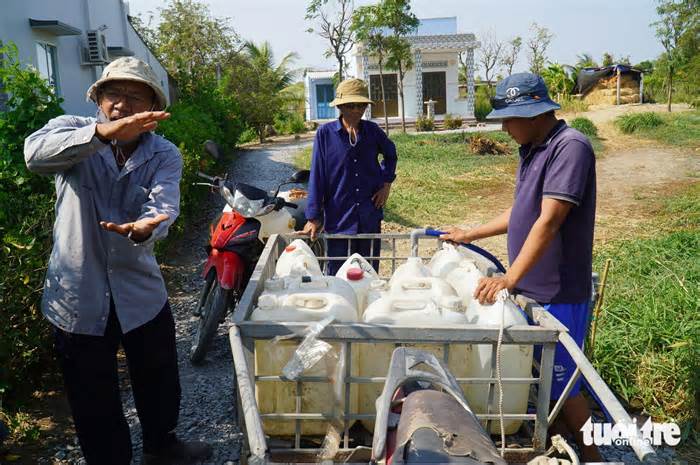 Nước kênh cạn kiệt, Tiền Giang mở 40 vòi nước công cộng miễn phí