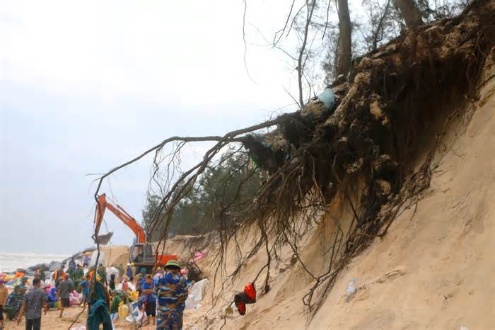 Vì sao sạt lở bờ biển Thừa Thiên-Huế diễn ra nhiều năm nay?