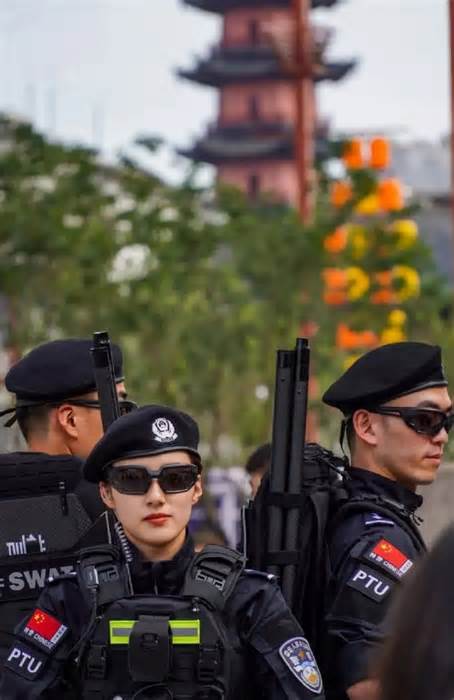 Nữ cảnh sát Trung Quốc như 'bước ra từ phim hành động'