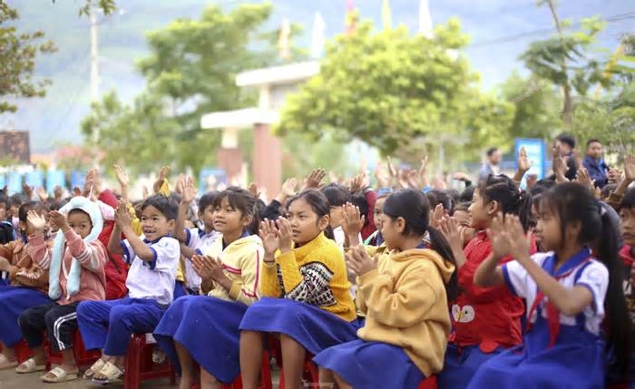 Lì xì heo đất cho thiếu nhi dân tộc có hoàn cảnh khó khăn