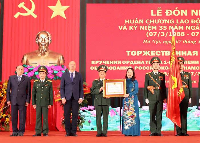 Trung tâm Nhiệt đới Việt-Nga đón nhận Huân chương Lao động hạng Nhất