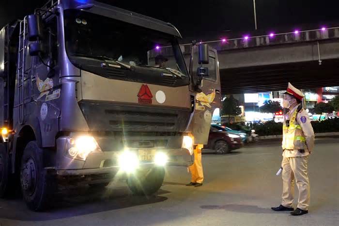 Tài xế xe tải viện cớ đèn nguyên bản yếu để độ đèn siêu sáng