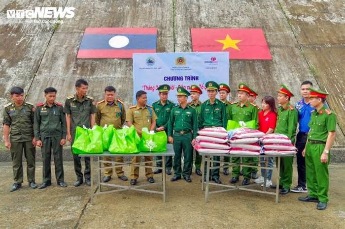 Công an Thừa Thiên - Huế tặng gạo, muối cho lực lượng quân sự Lào