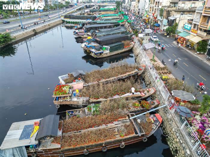 TP.HCM: Tấp nập mua bán xuyên đêm ở chợ hoa 'Trên bên dưới thuyền'